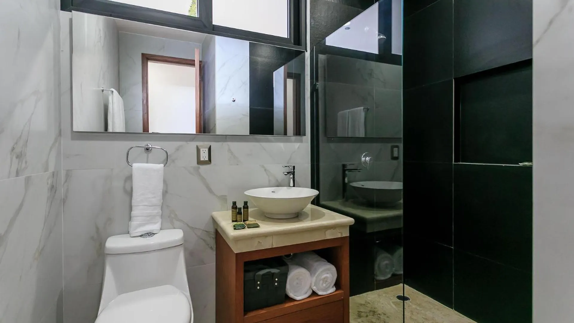 Menesse-2Bedrooms-Perfectspot Steps To The Ocean Apartment