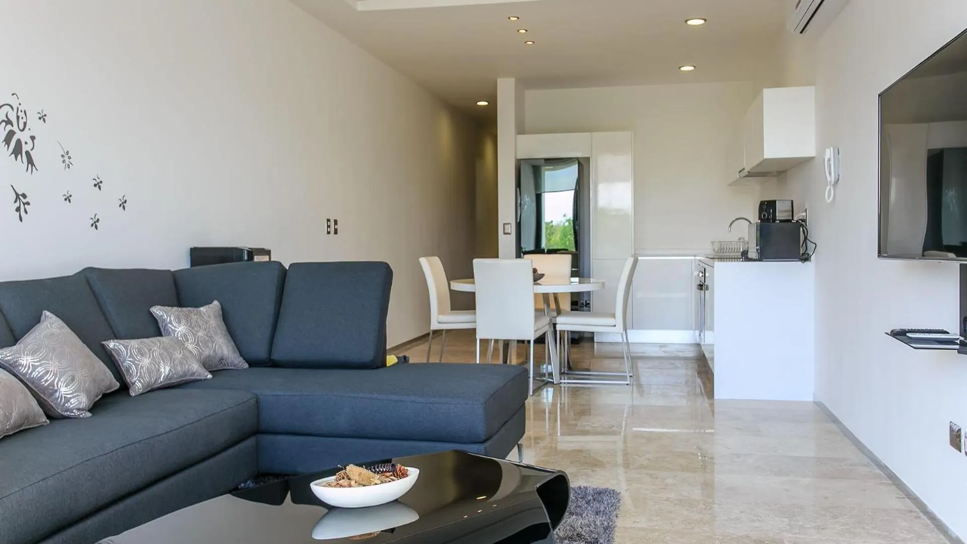 Menesse-2Bedrooms-Perfectspot Steps To The Ocean