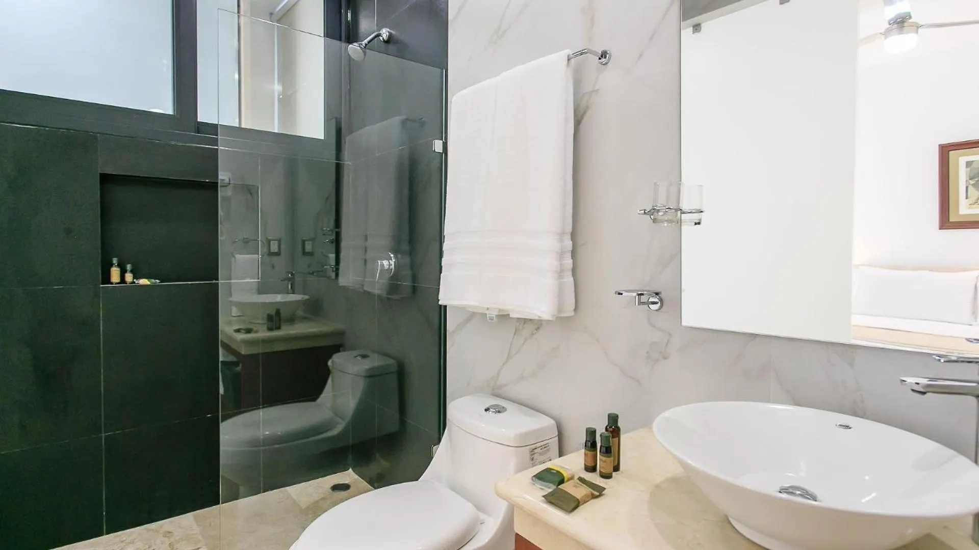 Menesse-2Bedrooms-Perfectspot Steps To The Ocean Apartment Playa del Carmen