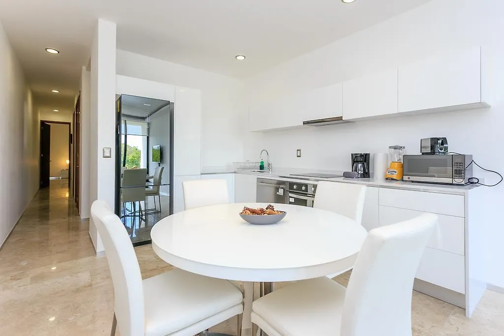 Menesse-2Bedrooms-Perfectspot Steps To The Ocean Apartment
