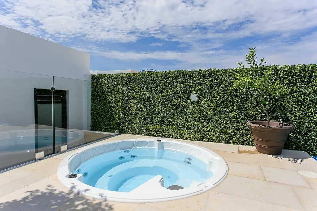 Menesse-2Bedrooms-Perfectspot Steps To The Ocean