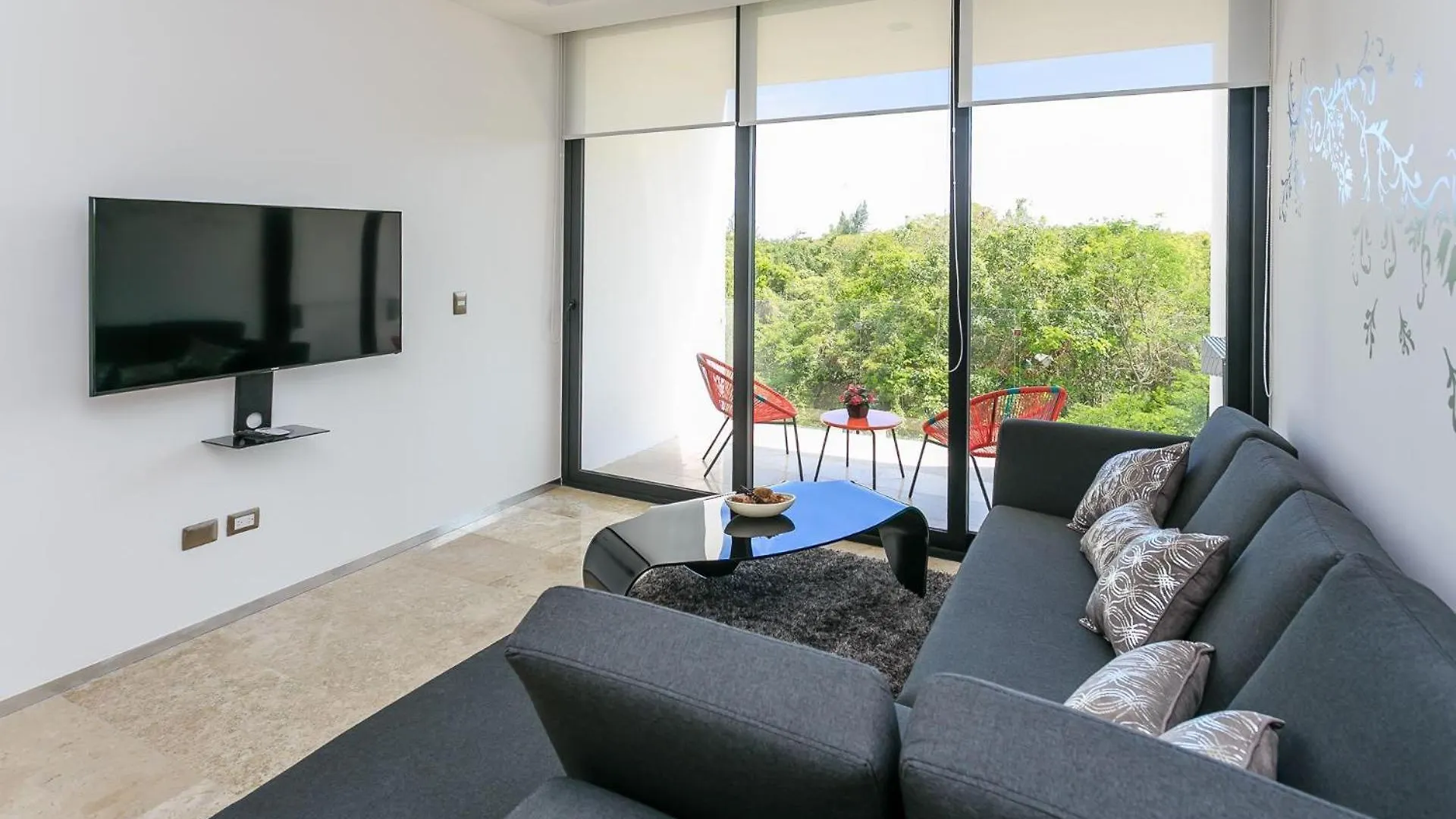 Menesse-2Bedrooms-Perfectspot Steps To The Ocean Apartment