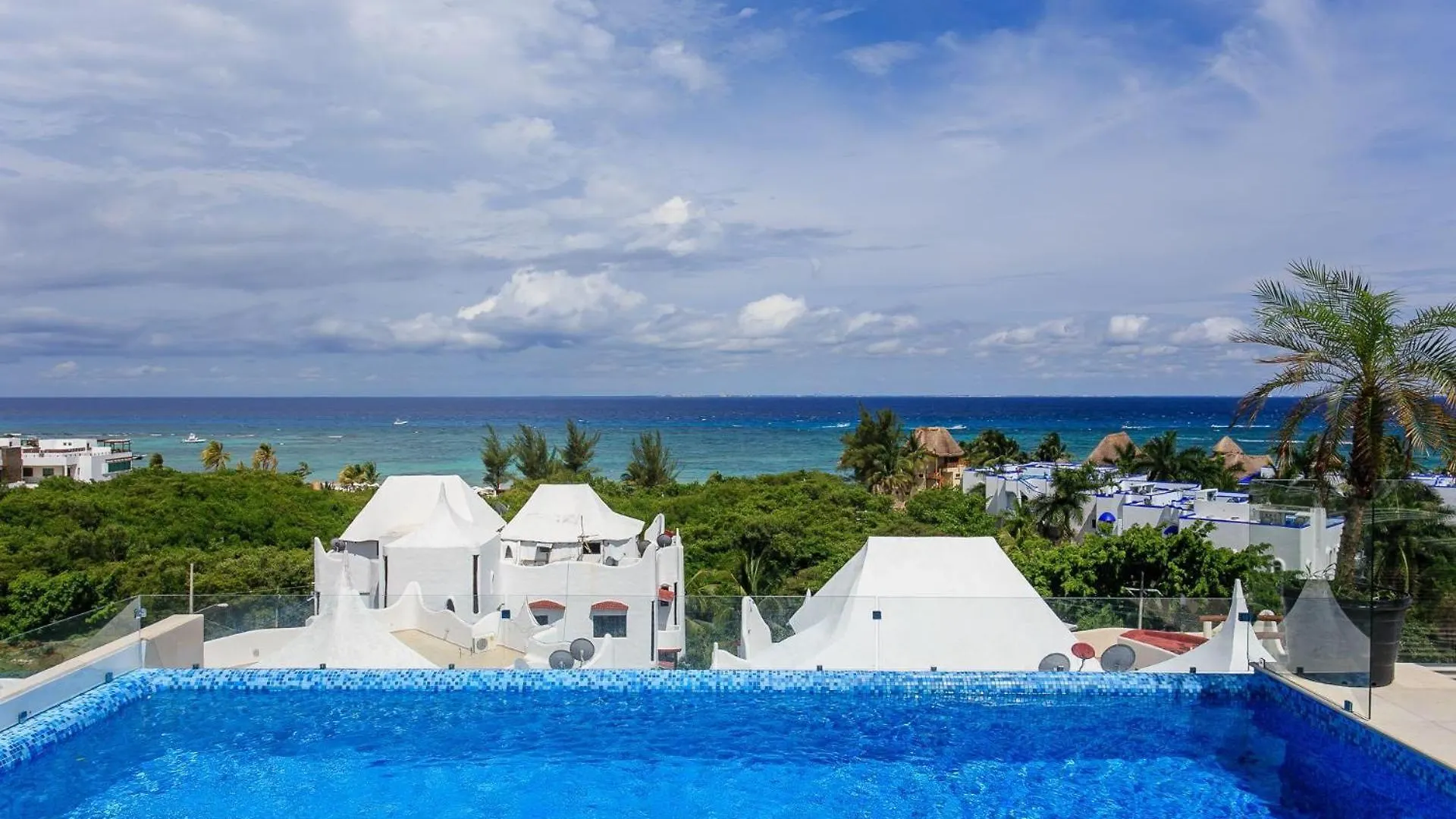 Menesse-2Bedrooms-Perfectspot Steps To The Ocean Playa del Carmen